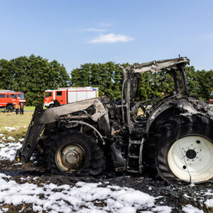 Brennender Traktor auf einem Feld in Neu Anspach - Polizei schätzt Schaden auf ca 130.000€