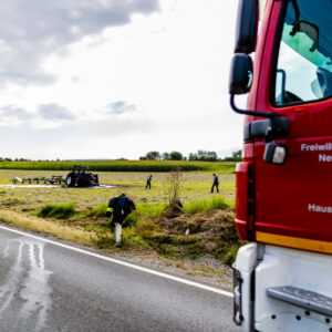 Brennender Traktor auf einem Feld in Neu Anspach - Polizei schätzt Schaden auf ca 130.000€